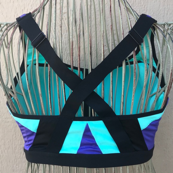 VIctoria Secret | Front Close Knockout Sports Bra - Picture 7 of 8